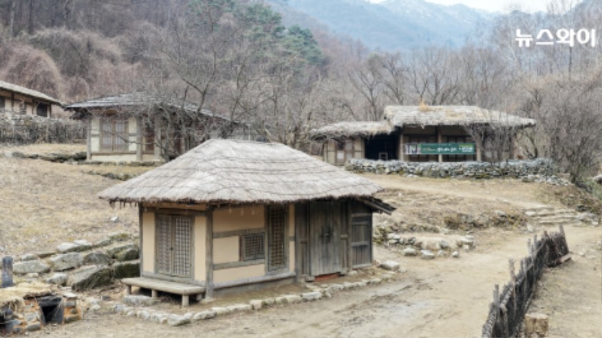 새재오픈세트장 왕사남 중 광천골 촬영지인 일지매 산채0.jpg